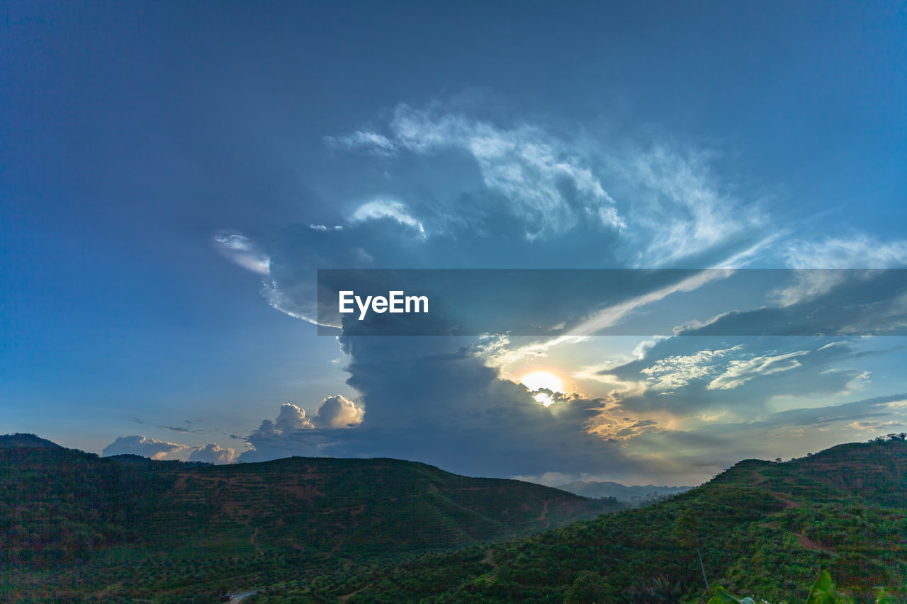 LOW ANGLE VIEW OF MOUNTAINS AGAINST SKY