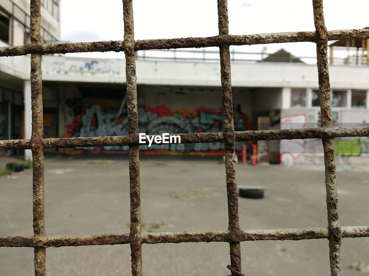 FULL FRAME SHOT OF RUSTY METAL GRATE