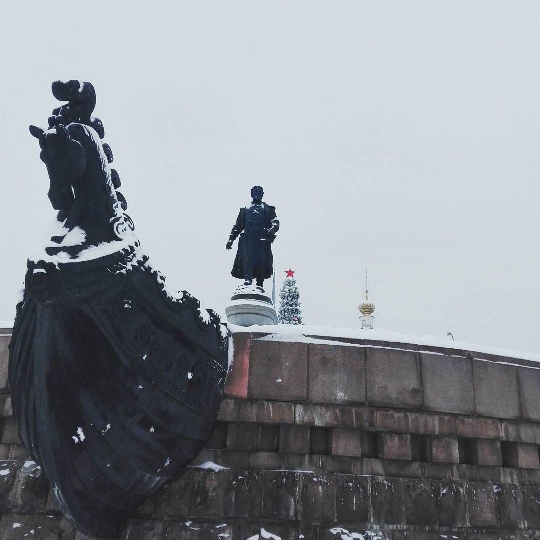 STATUE IN FRONT OF BUILDING