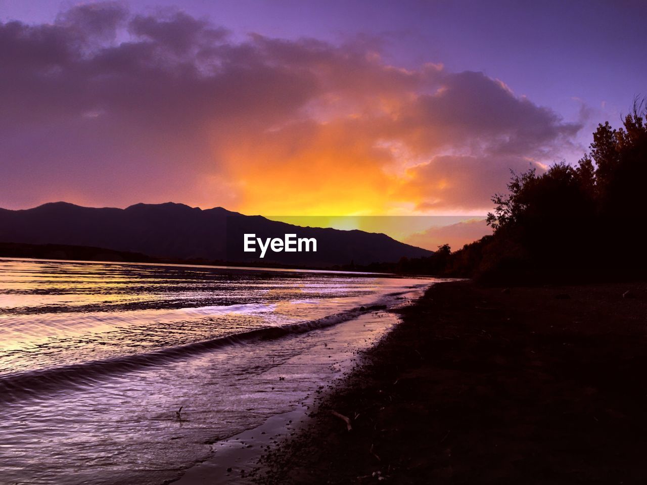 SCENIC VIEW OF ROAD BY SILHOUETTE MOUNTAINS AGAINST SKY