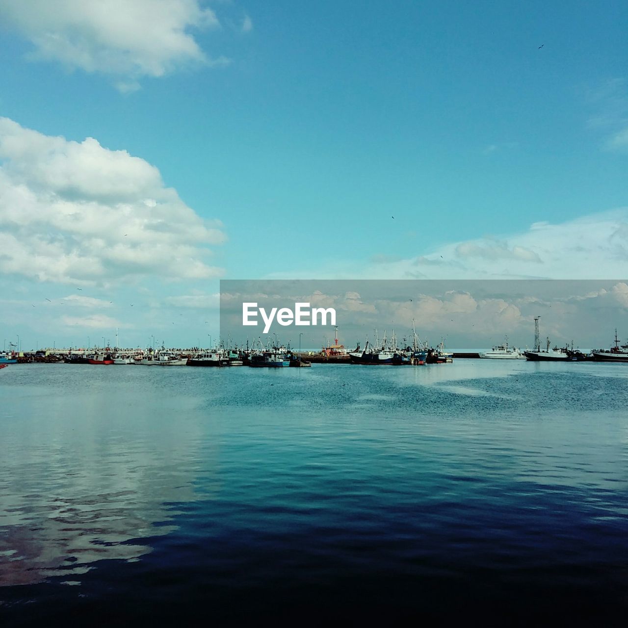 VIEW OF BOATS IN CALM SEA