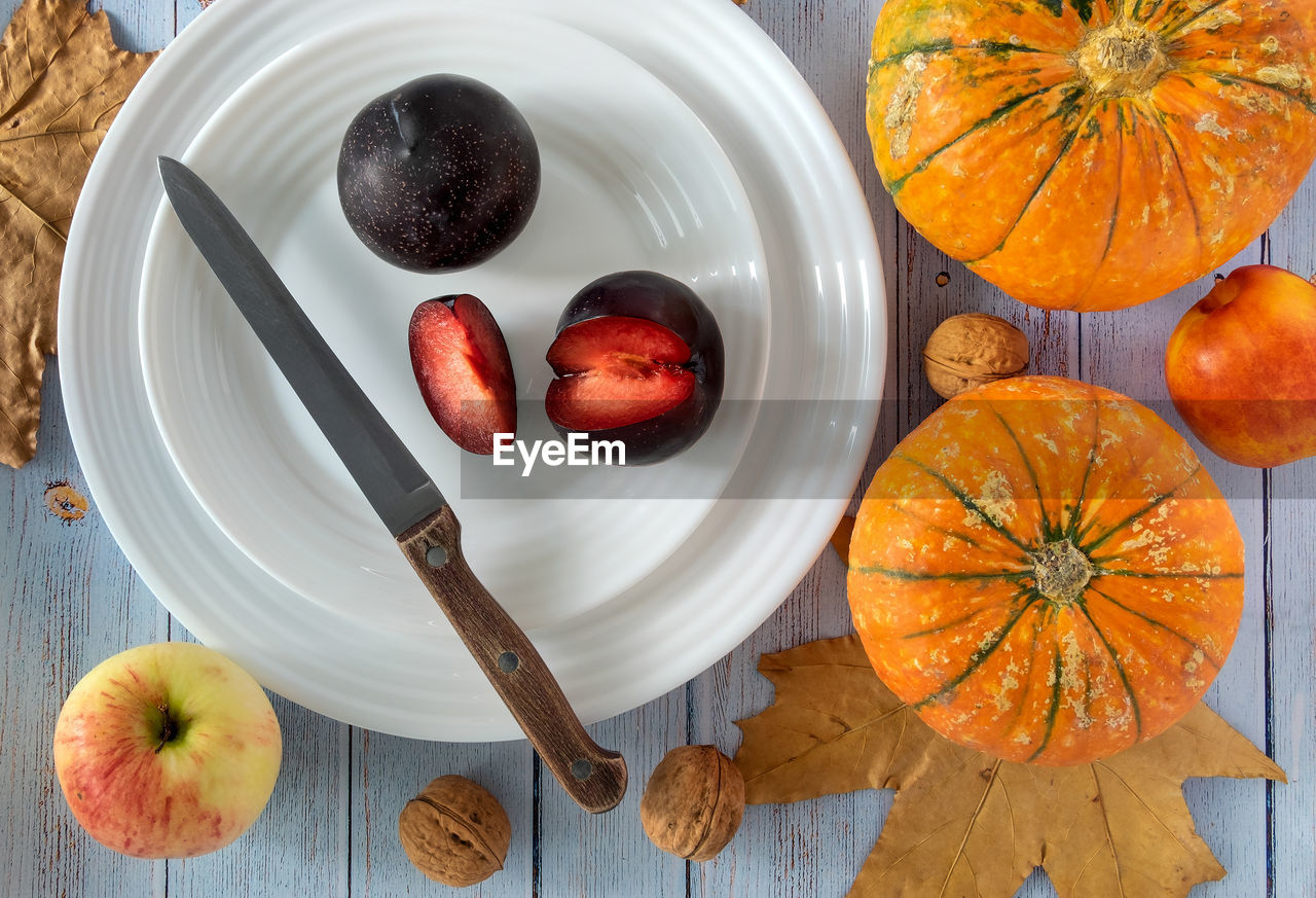 HIGH ANGLE VIEW OF ORANGE FRUITS IN BOWL ON TABLE