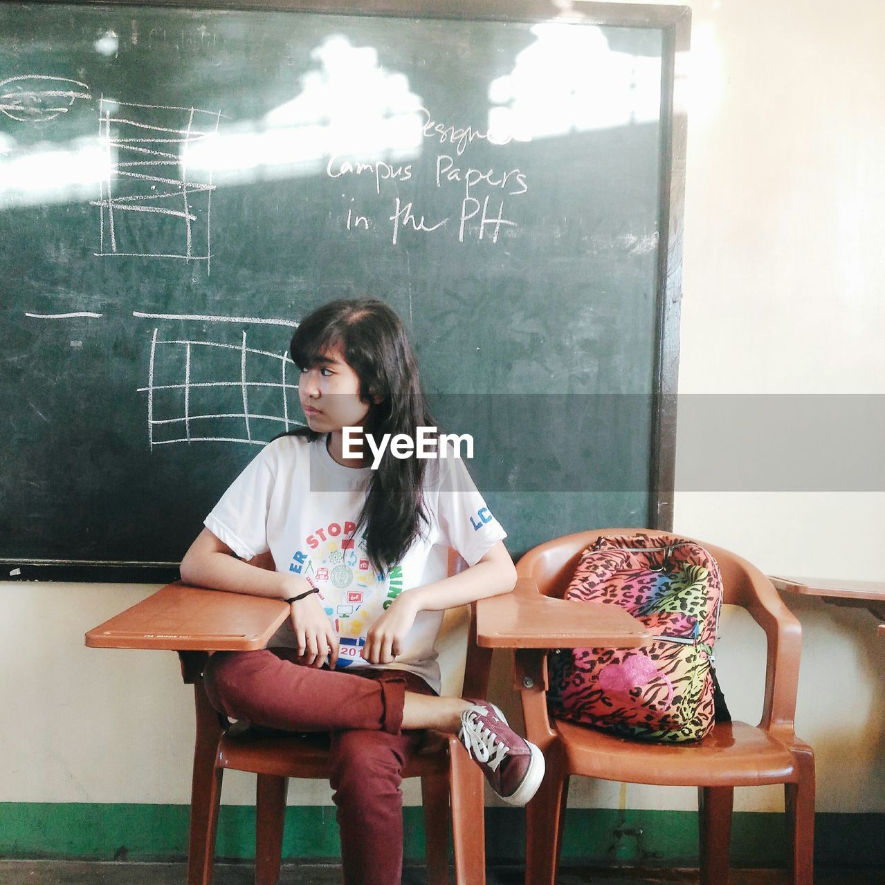 PORTRAIT OF WOMAN SITTING ON CHAIR IN TABLE