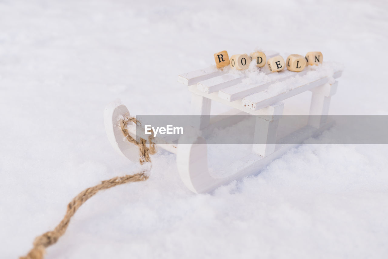 CLOSE-UP OF SNOW ON SNOWY FIELD