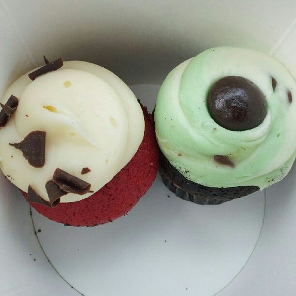 CLOSE-UP OF SWEET FOOD ON TABLE