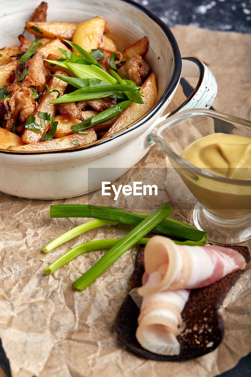 HIGH ANGLE VIEW OF MEAT IN COOKING PAN ON TABLE