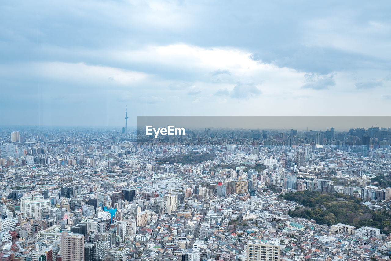 HIGH ANGLE VIEW OF BUILDINGS IN CITY