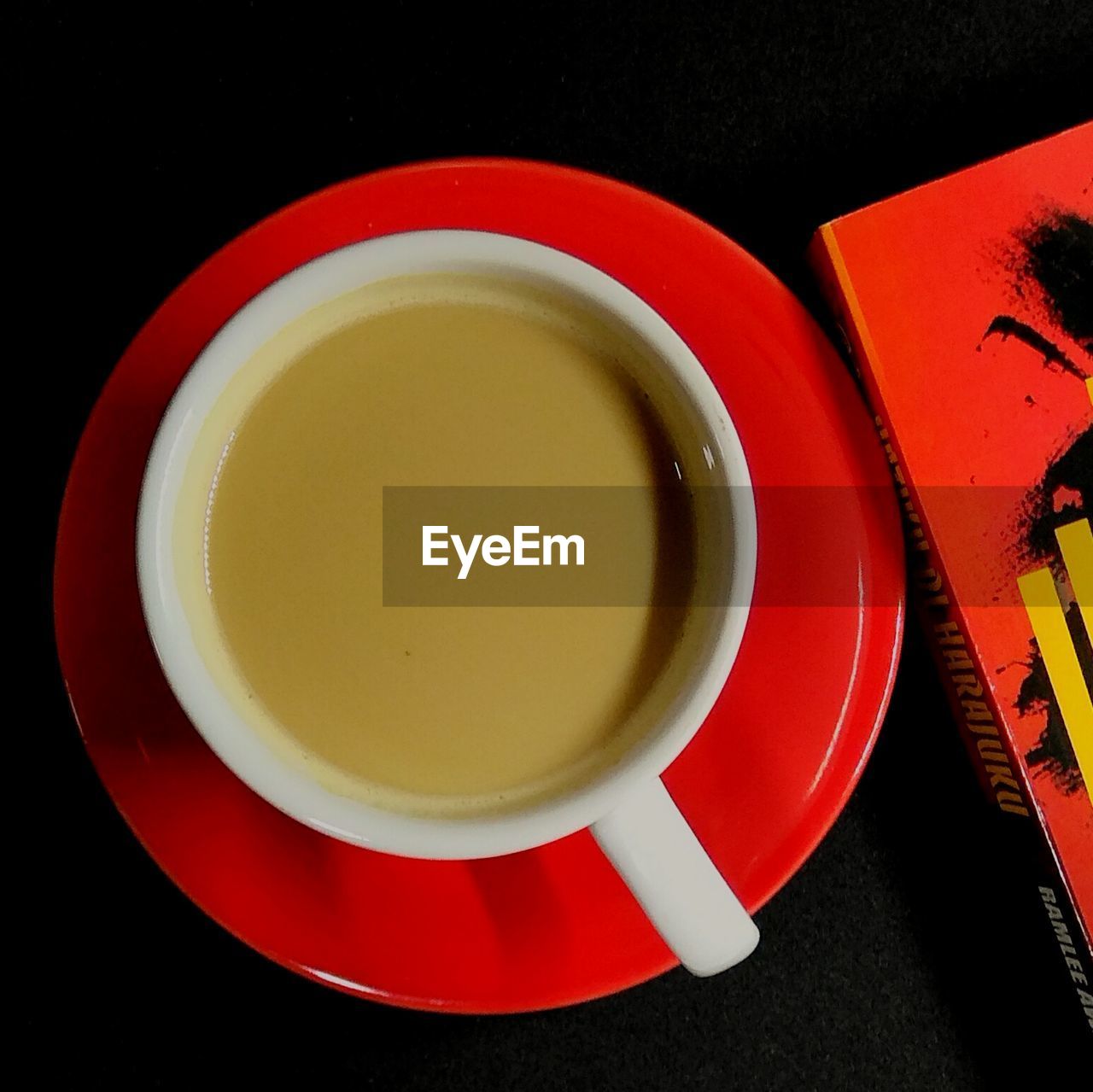 HIGH ANGLE VIEW OF TEA IN CUP ON TABLE