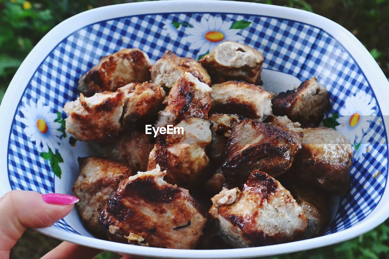 CLOSE-UP OF FOOD IN BOWL