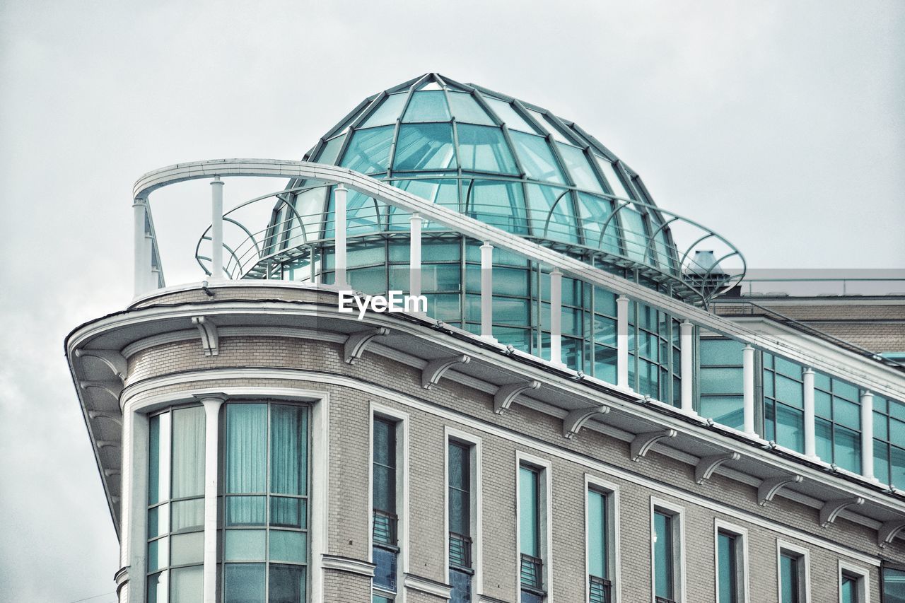 LOW ANGLE VIEW OF GLASS BUILDING AGAINST SKY