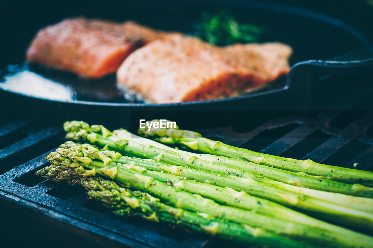 HIGH ANGLE VIEW OF VEGETABLES ON BARBECUE GRILL