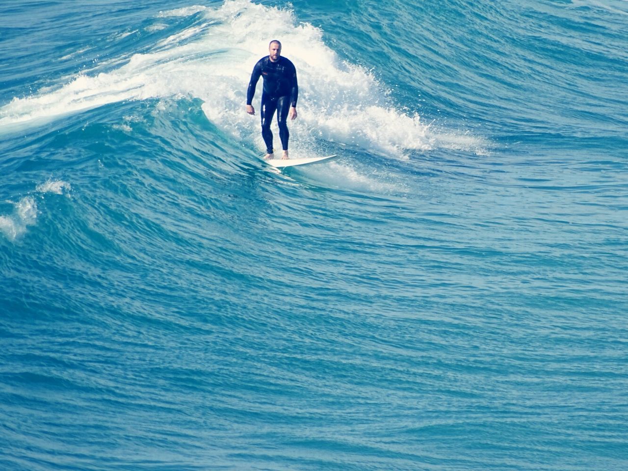 FULL LENGTH OF MAN ON SEA