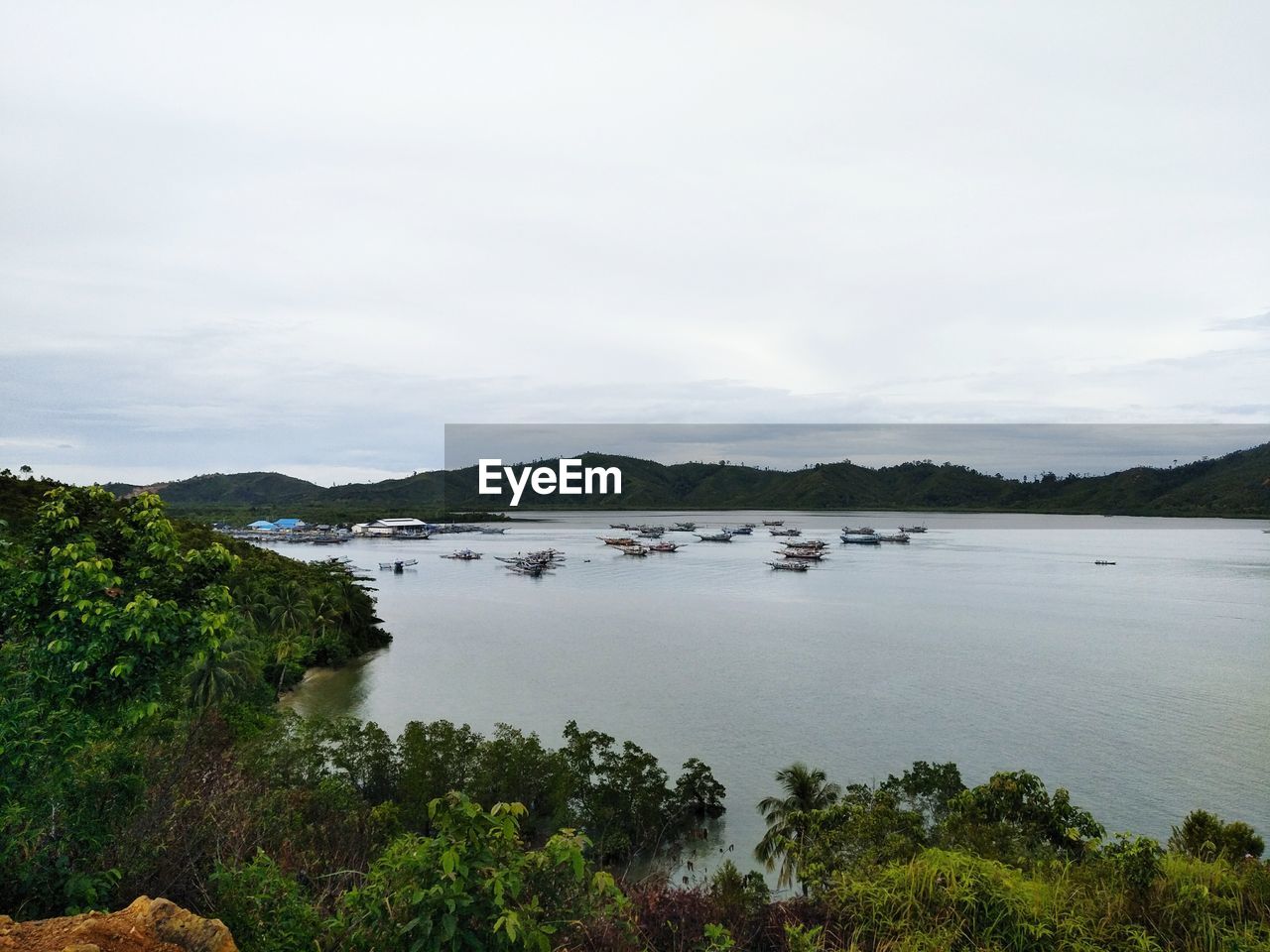 PANORAMIC VIEW OF LAKE AGAINST SKY