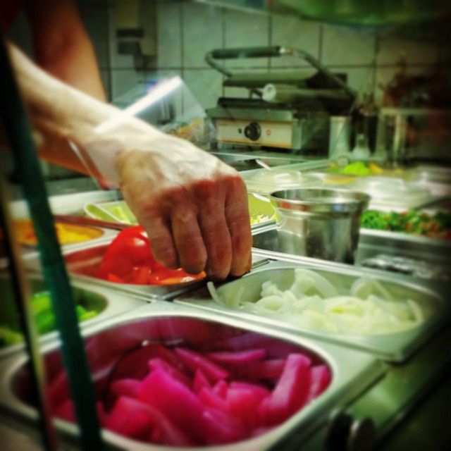 CROPPED IMAGE OF HAND HOLDING FOOD