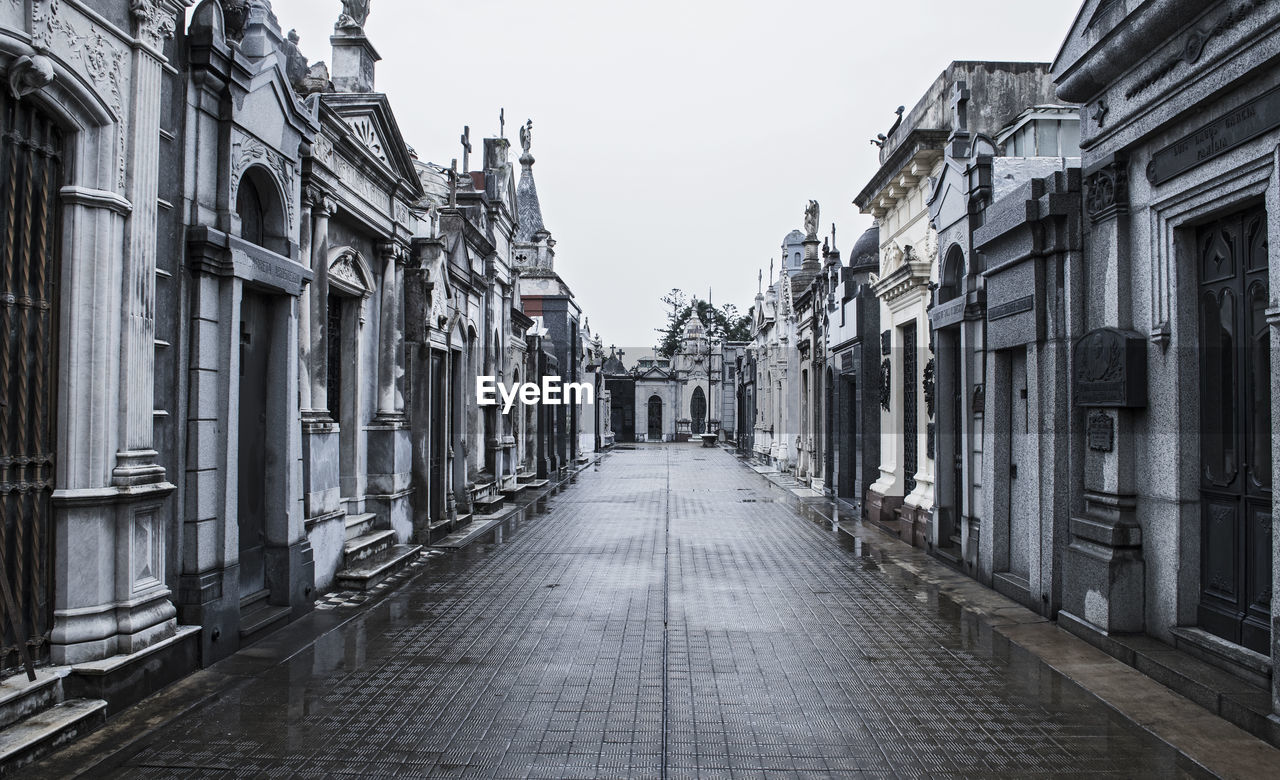 Alley at the la recoleta cemetery in buenos aires