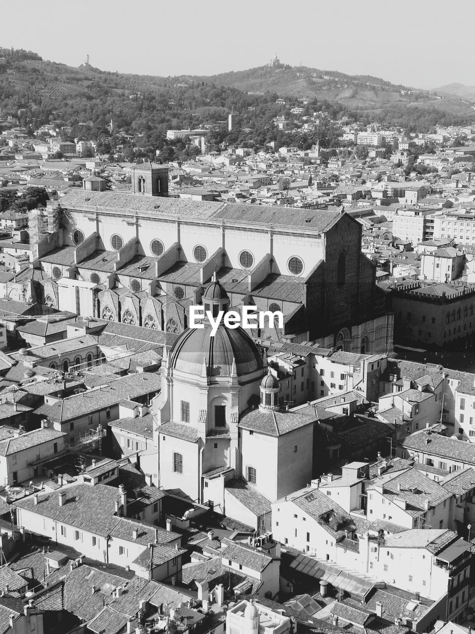 HIGH ANGLE VIEW OF TOWNSCAPE AGAINST SKY