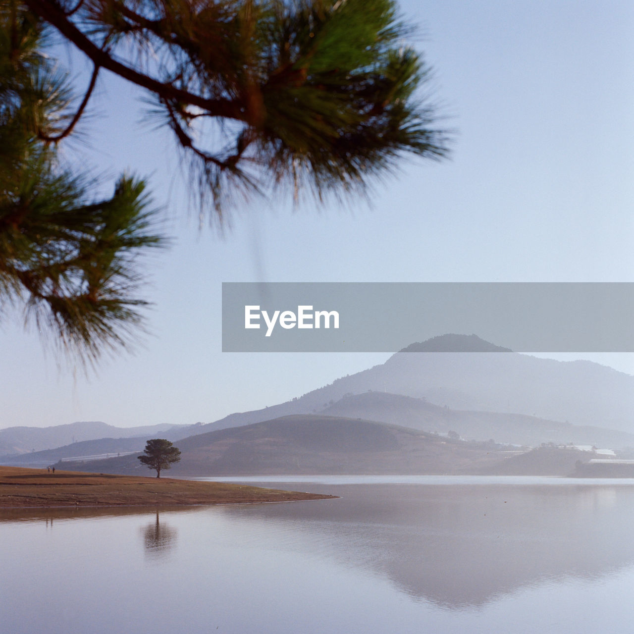 SCENIC VIEW OF SEA AGAINST MOUNTAINS