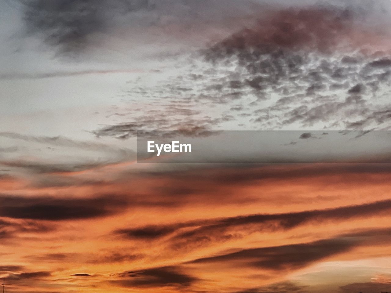 LOW ANGLE VIEW OF CLOUDS IN SKY DURING SUNSET