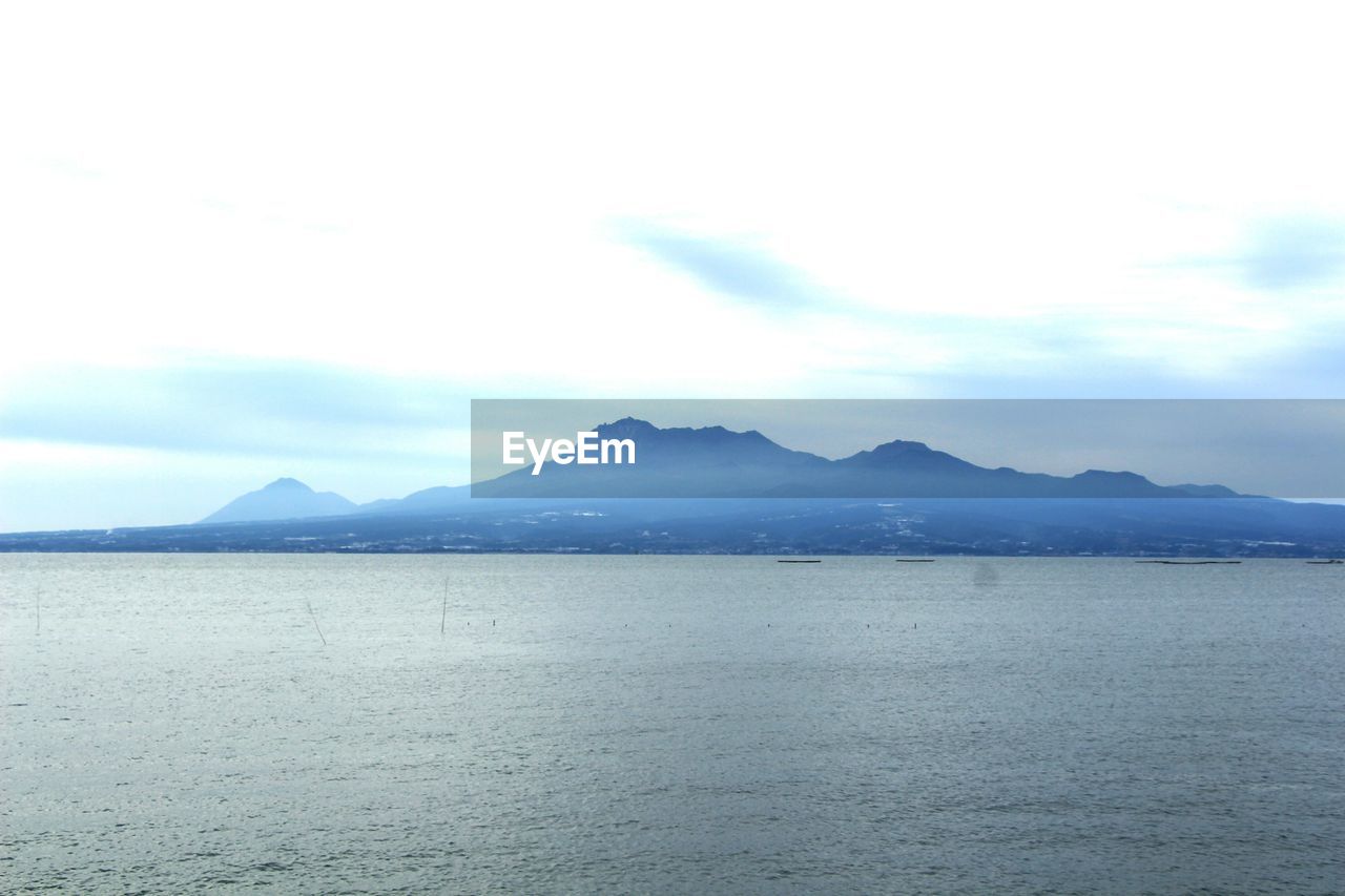 SCENIC VIEW OF SEA AND MOUNTAINS AGAINST SKY