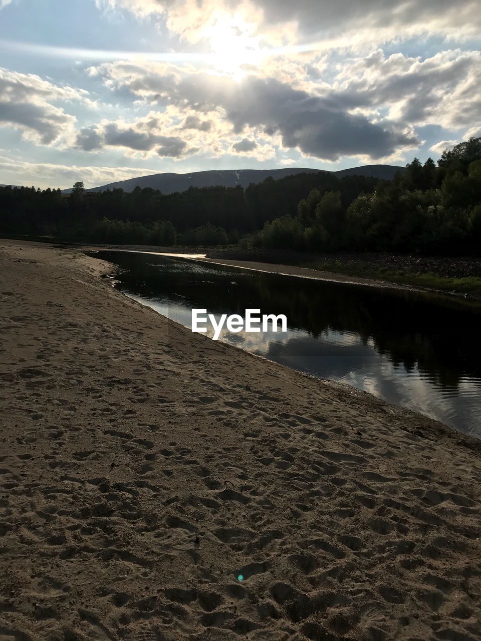 SCENIC VIEW OF LAKE AGAINST SKY AT SUNSET