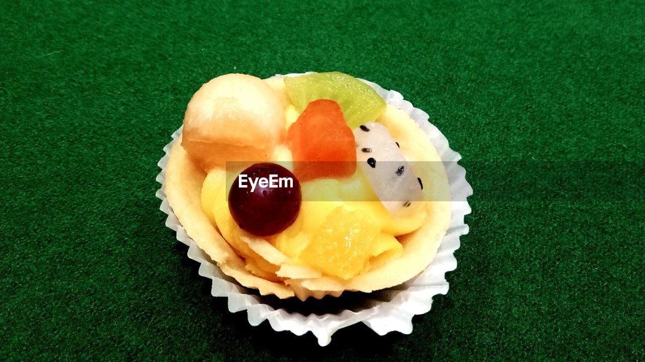 HIGH ANGLE VIEW OF FRUIT ON TABLE