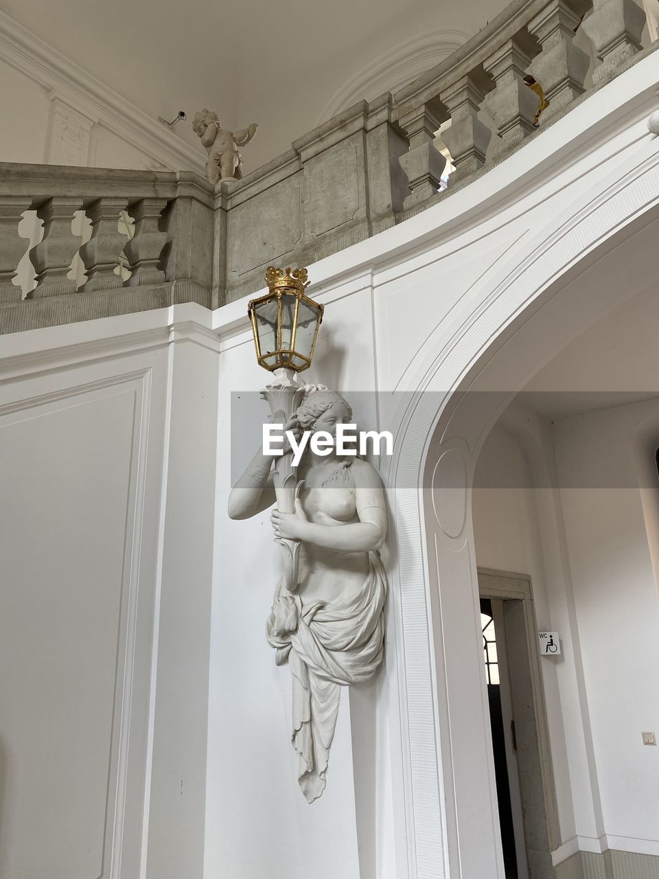 LOW ANGLE VIEW OF STATUE AGAINST CEILING OF BUILDING
