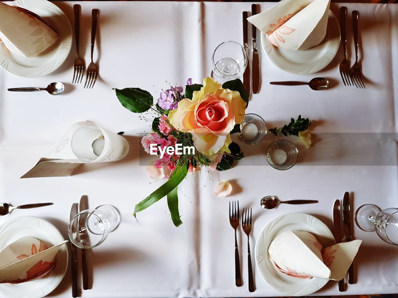 HIGH ANGLE VIEW OF BOUQUET OF TABLE