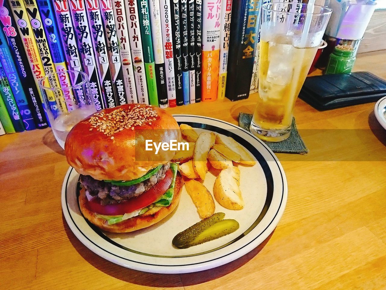 CLOSE-UP OF FOOD IN PLATE