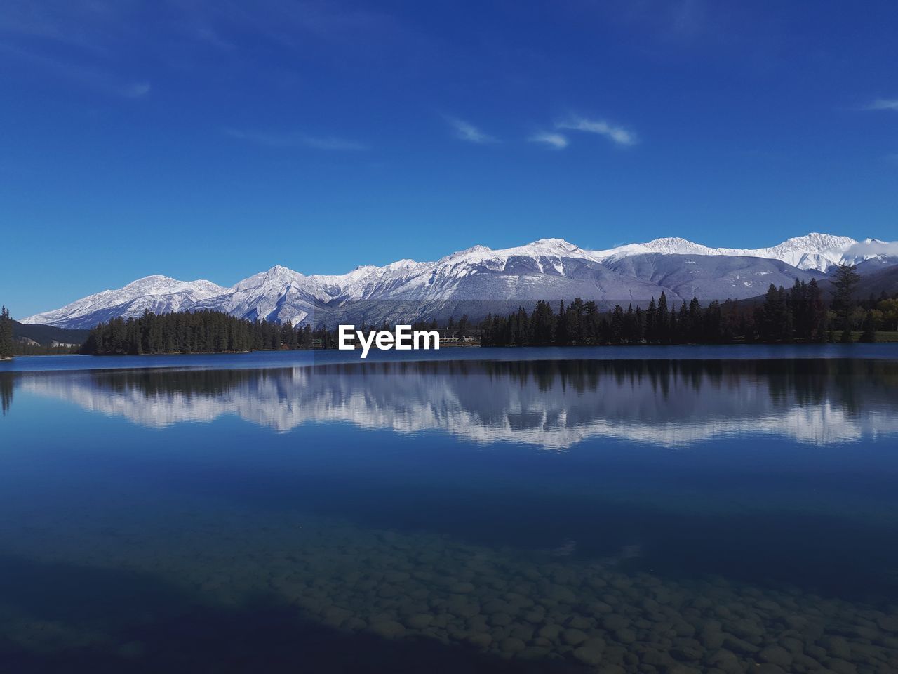 SCENIC VIEW OF LAKE BY MOUNTAINS AGAINST SKY