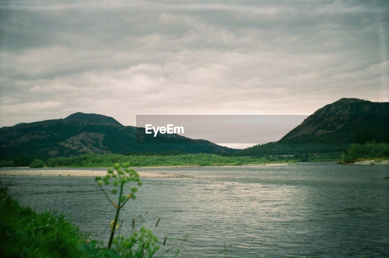 SCENIC VIEW OF LAKE AND MOUNTAIN AGAINST SKY