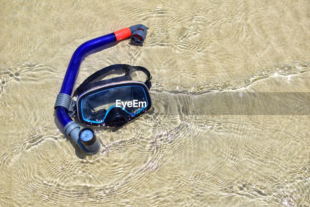 HIGH ANGLE VIEW OF SWIMMING IN SEA