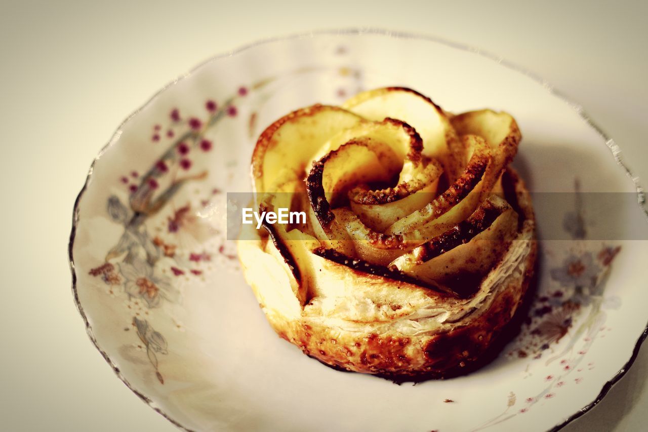 Apple roses, puff pastry