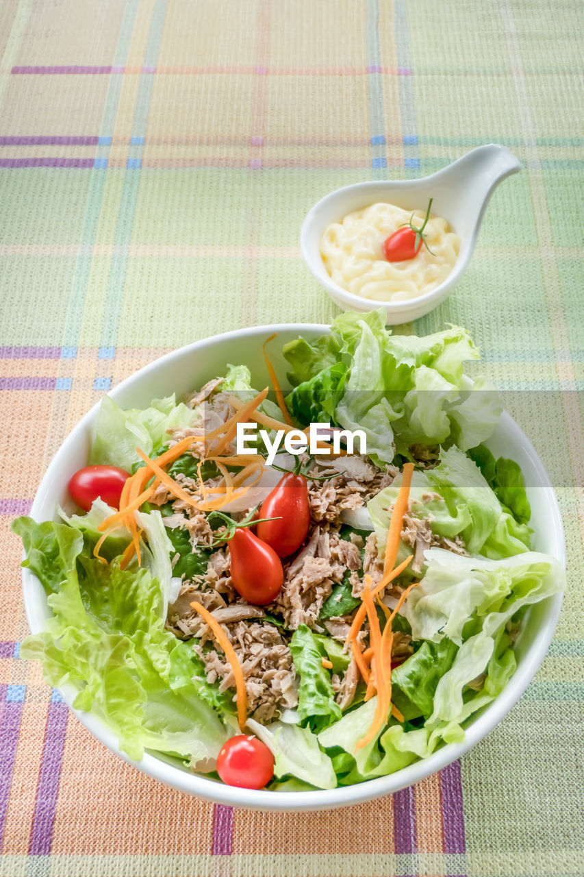 CLOSE-UP OF SALAD IN PLATE