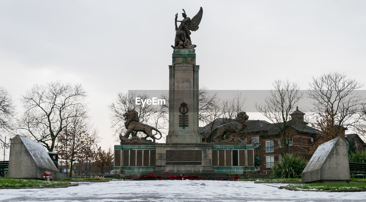 STATUE IN WINTER