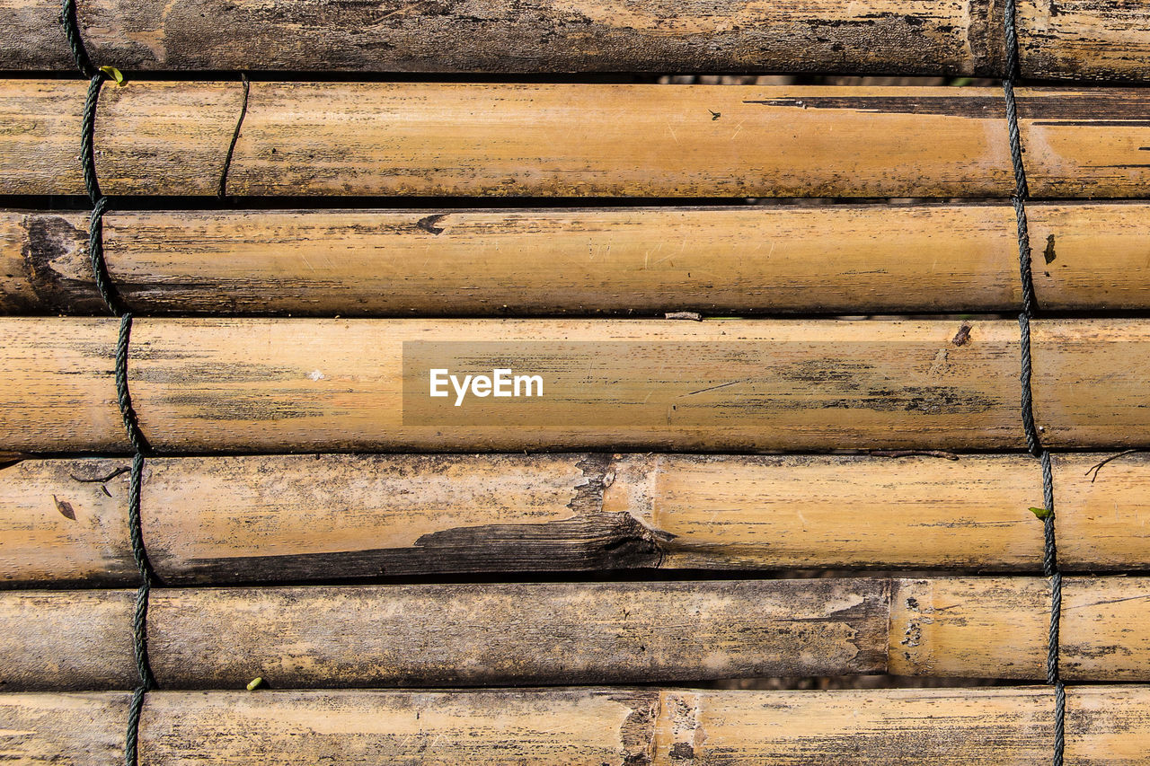 FULL FRAME SHOT OF WOOD ON WALL