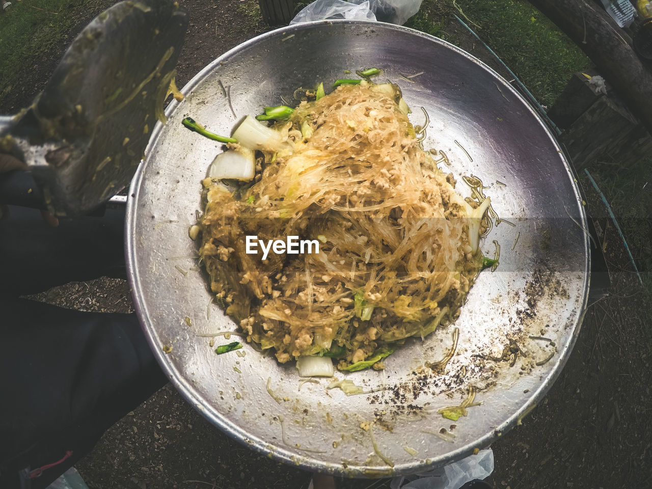 HIGH ANGLE VIEW OF FOOD IN BOWL