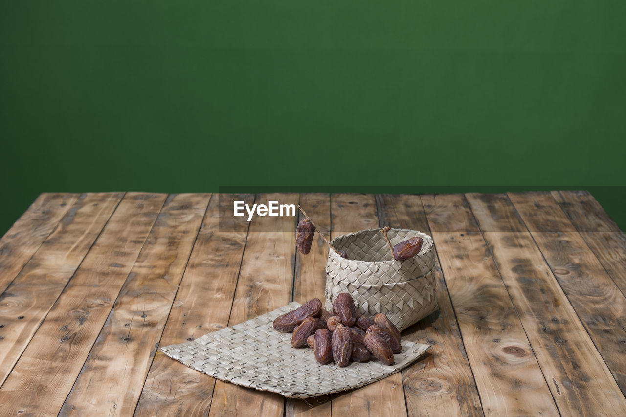 HIGH ANGLE VIEW OF A CAT ON TABLE