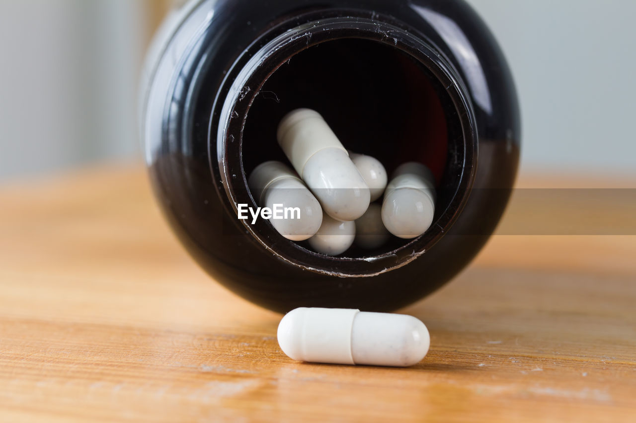 CLOSE-UP OF EGGS IN CONTAINER ON TABLE