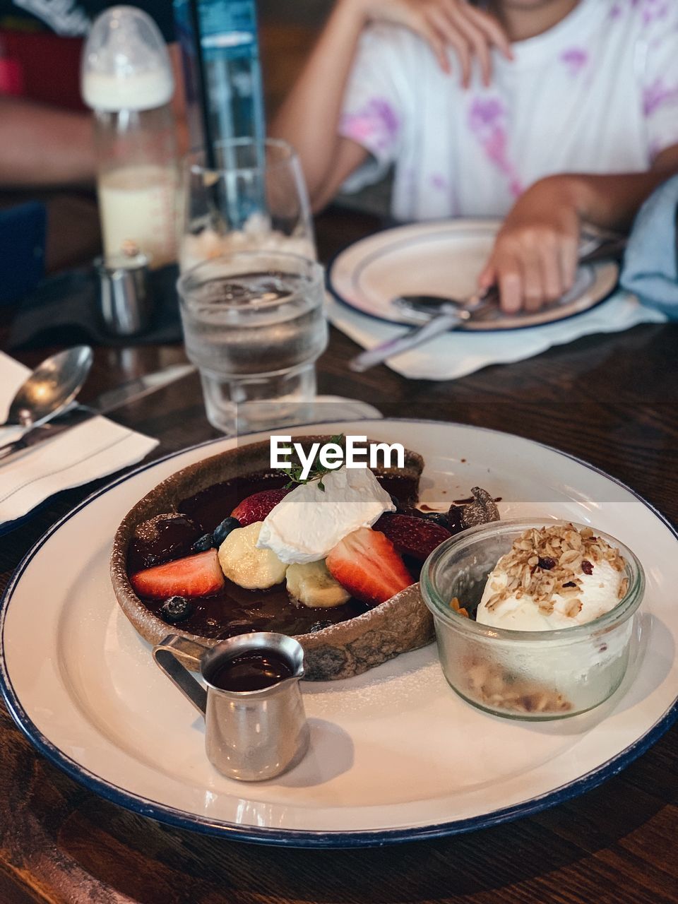 HIGH ANGLE VIEW OF FOOD IN RESTAURANT