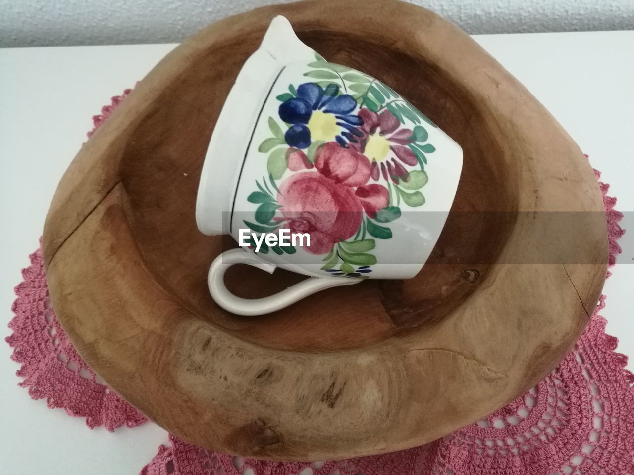 HIGH ANGLE VIEW OF CAKE WITH PINK AND WHITE FLOWERS