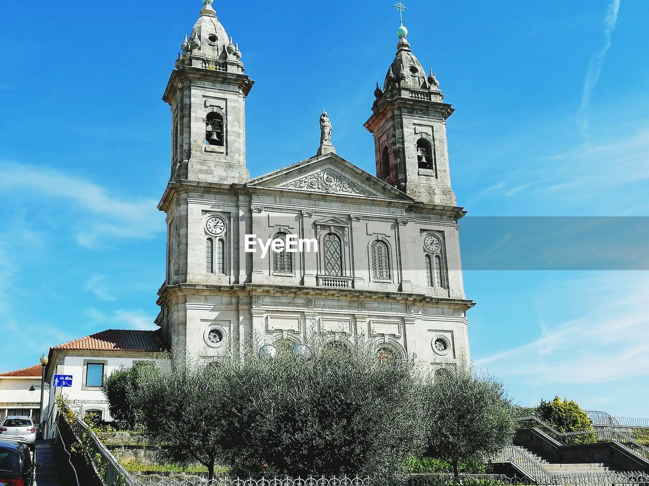 LOW ANGLE VIEW OF CLOCK TOWER AGAINST SKY