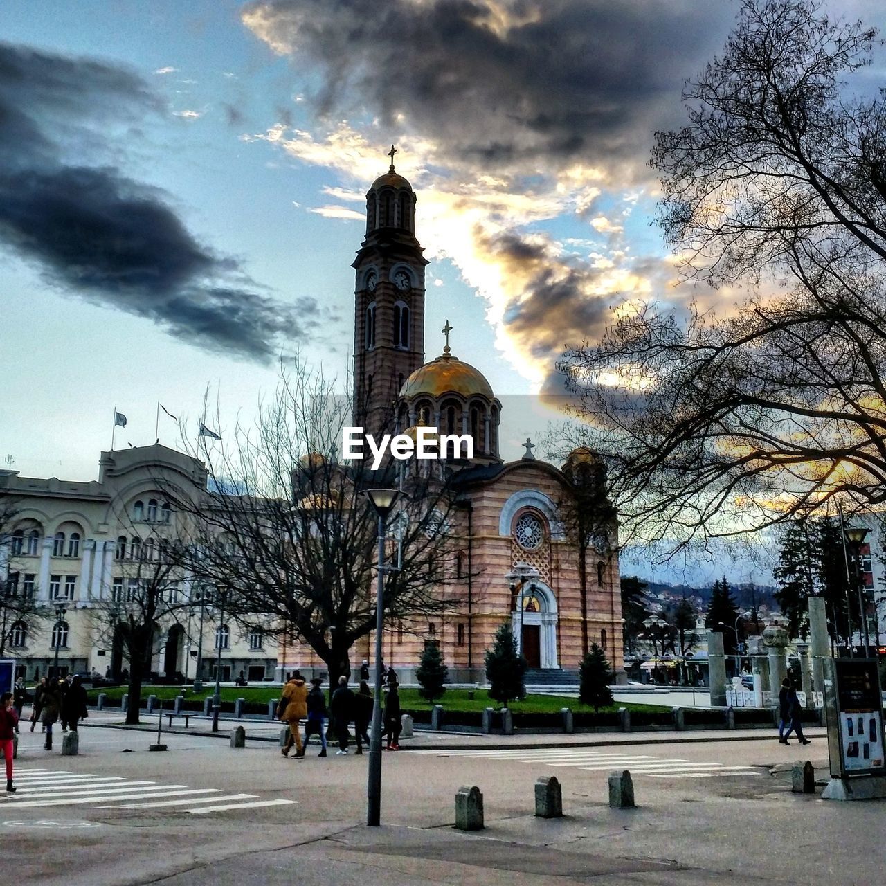 VIEW OF CITY BUILDINGS AGAINST CLOUDY SKY