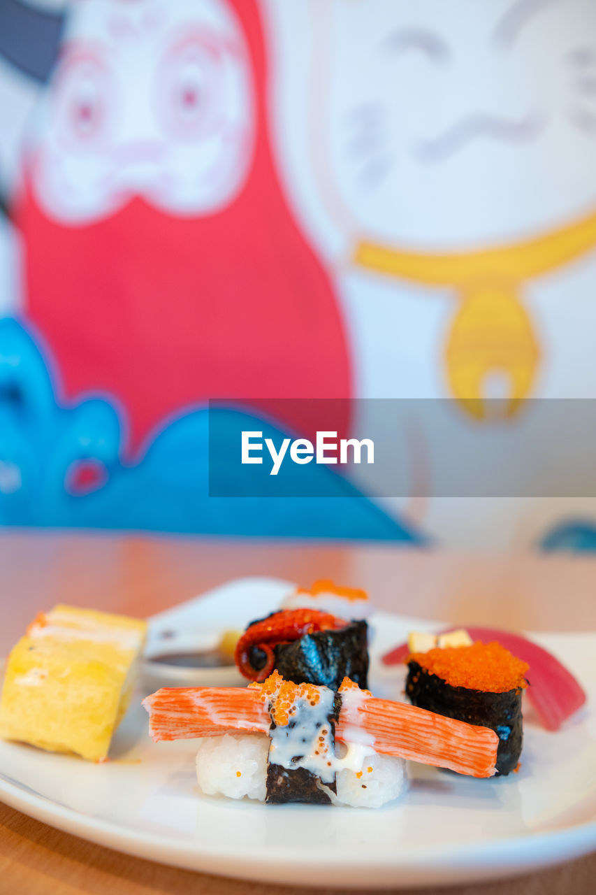 CLOSE-UP OF CAKE ON TABLE