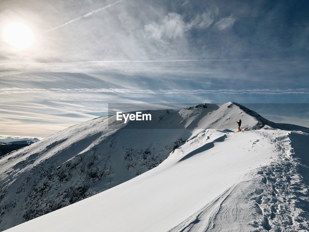 SNOWCAPPED MOUNTAIN AGAINST SKY