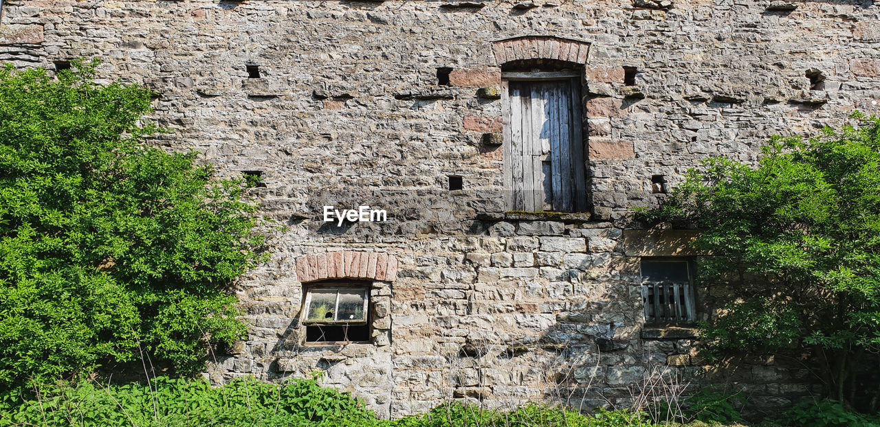 LOW ANGLE VIEW OF OLD BUILDING AGAINST WALL