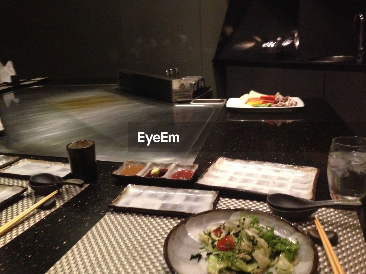 HIGH ANGLE VIEW OF FOOD IN RESTAURANT