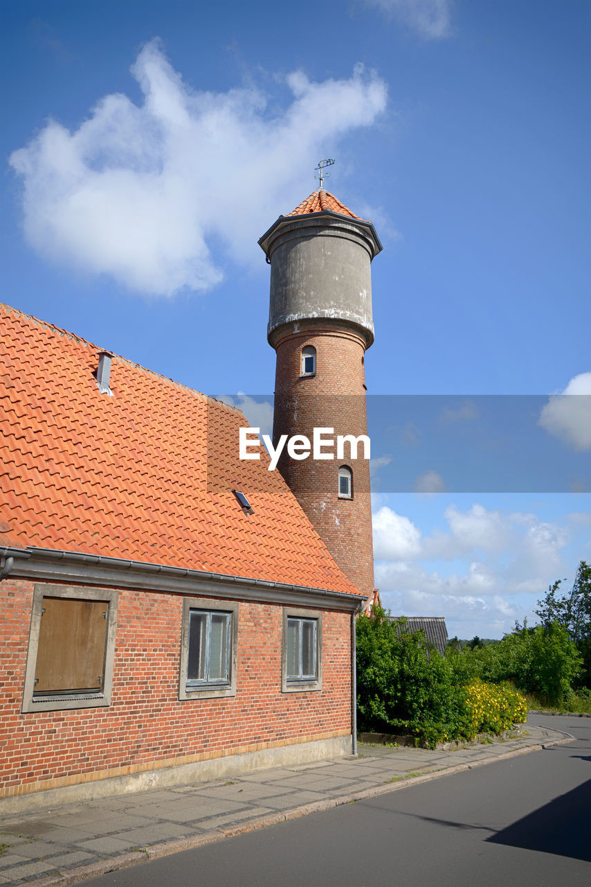 LOW ANGLE VIEW OF HISTORICAL BUILDING AGAINST SKY