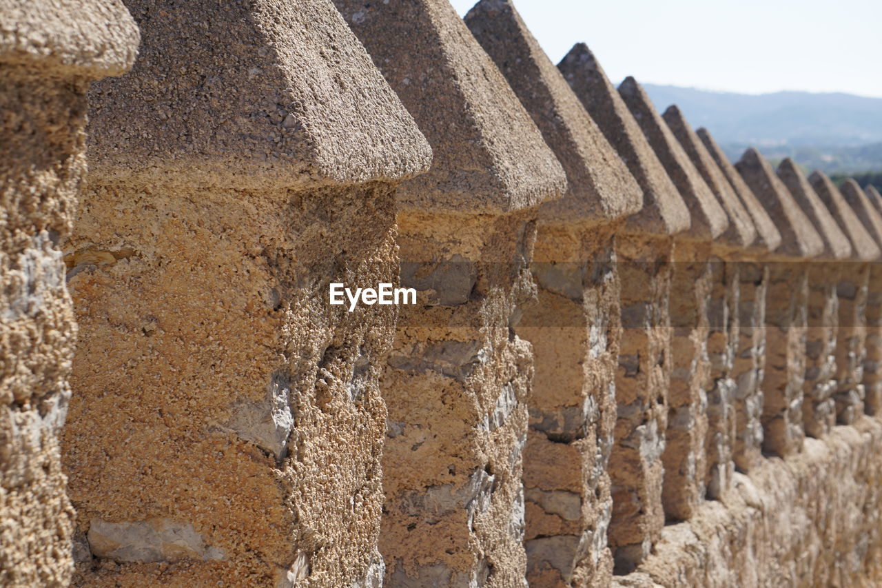 Surrounding wall of fort 