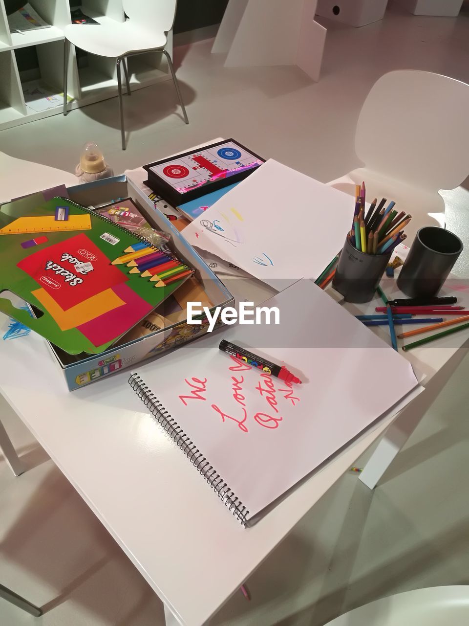 HIGH ANGLE VIEW OF BOOK ON TABLE IN OFFICE