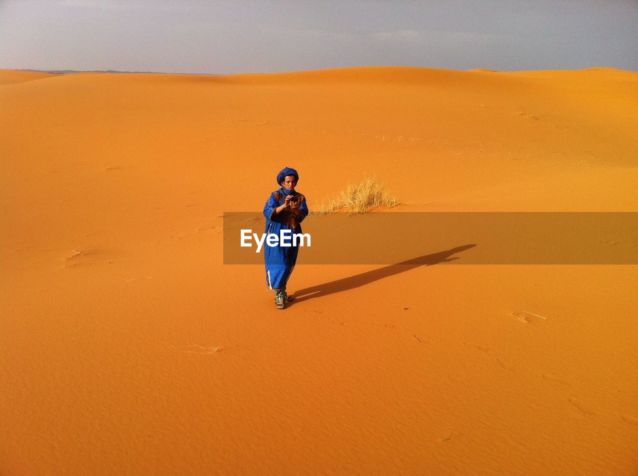 FULL LENGTH OF WOMAN ON DESERT